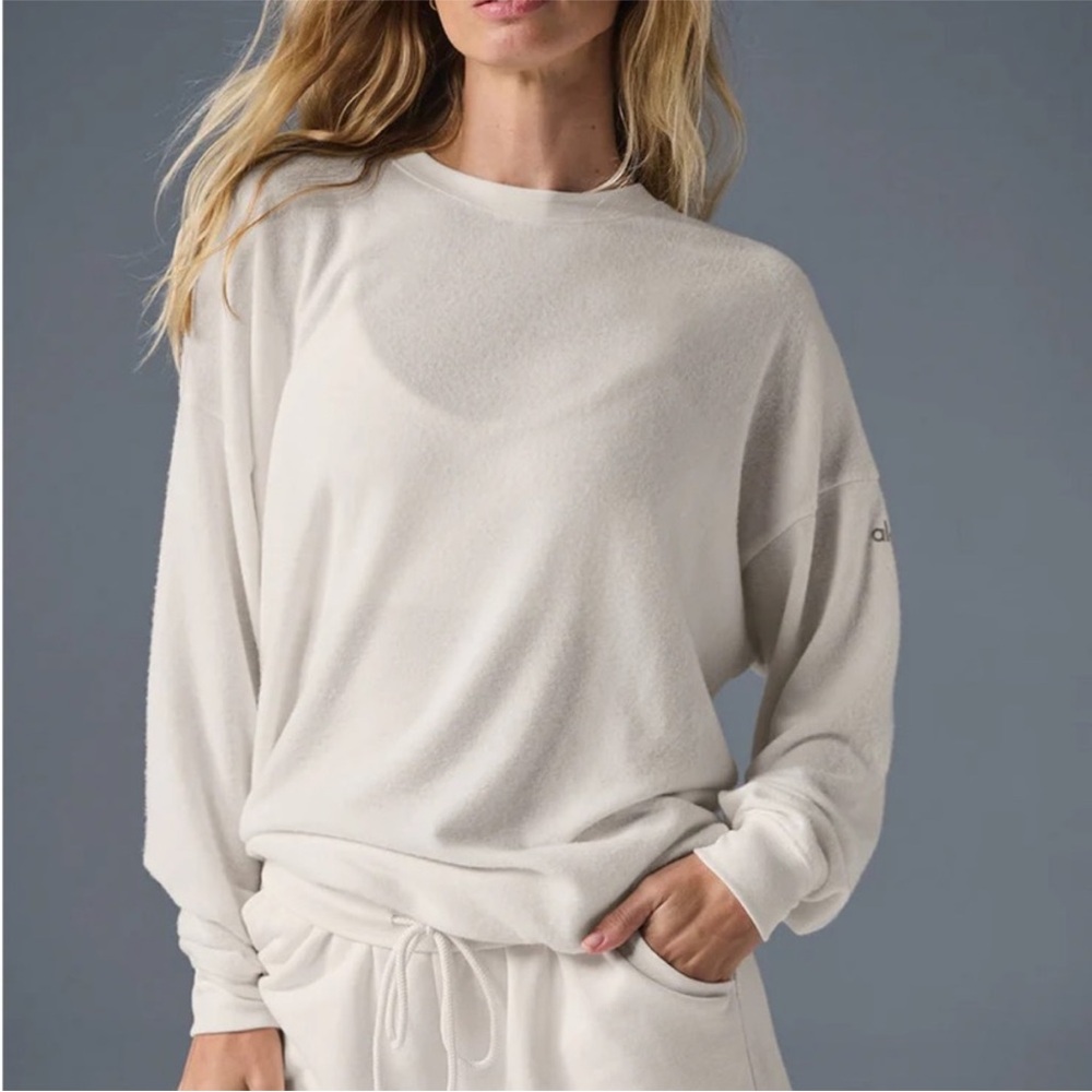 ALO Yoga Soho Pullover in Cream
